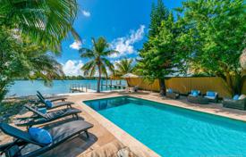 Меблированная вилла с бассейном, террасой и видом на океан, Майами-Бич, США за $1 750 000