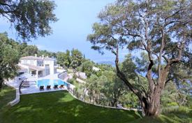 Элитная вилла с садом, бассейном и собственным пляжем, в престижном районе Корфу, Греция. Цена по запросу