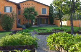 Охраняемая вилла с бассейнами и садом, Капальбио, Италия за $13 300 в неделю