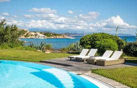 Вилла с бассейном и пешей доступности от пляжа на частном острове Кавалло, Бонифацио, Корсика, Франция. Цена по запросу