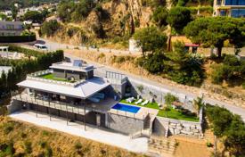 Новая трехэтажная вилла с бассейном и садом, в элитной резиденции, Тосса‑де-Мар, Испания за 3 300 € в неделю