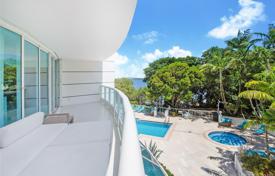 Уютные апартаменты с видом на бассейн в резиденции на первой линии от пляжа, Майами, Флорида, США за $1 285 000