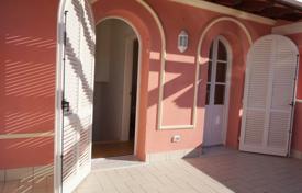 Новая двухэтажная вилла в 500 метрах от пляжа, в самом центре Форте-дей-Марми, Италия. Цена по запросу