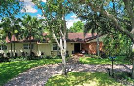 Просторная вилла с задним двором, бассейном, патио и гаражом, Майами, США за $1 099 000