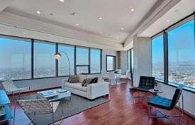Современные апартаменты с панорамным видом на город в кондоминиуме, Лос-Анджелес, США за 1 555 000 €