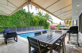 Уютная вилла с бассейном, задним двором, террасой и гаражом, Майами, США за 1 739 000 €