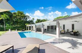 Уютная вилла с садом, задним двором, бассейном, зоной барбекю и патио, Майами, США за 1 425 000 €