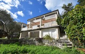 Просторный дом с пятью квартирами в посёлке Режевичи, Будва, Черногория за 320 000 €