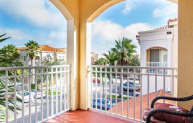 Апартаменты с балконом и видом на озеро, в резиденции с бассейном, спортивным залом и клубом, Палм-Бич, Флорида за $260 000