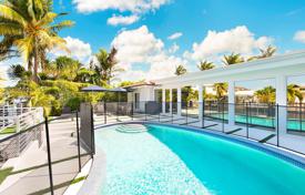 Современная вилла с бассейном, зоной отдыха и гаражом, Майами, США за $1 650 000
