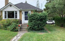 Дом в городе в Этобико, Торонто, Онтарио,  Канада за C$1 079 000