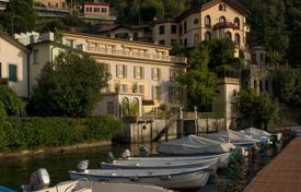 Трехэтажная вилла с личным причалом на первой линии в Торно, на озере Комо, Италия за 21 000 € в неделю
