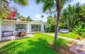 Уютный коттедж с участком, террасой и видом на залив, Майами-Бич, США за $2 995 000