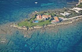 Роскошная вилла с бассейном, садом и прямым выходом к морю в Стинтино, Сардиния, Италия. Цена по запросу
