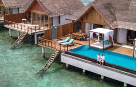 Элитная вилла с бассейном в резиденции с рестораном и центром водных видов спорта, Атолл Раа, Мальдивы за $11 700 в неделю