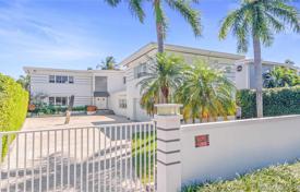 Большой коттедж с участком, гаражом, террасой и видом на озеро, Майами-Бич, США за $5 600 000