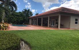 Просторная вилла с задним двором, бассейном, зоной отдыха, садом и гаражом, Майами, США за $2 300 000