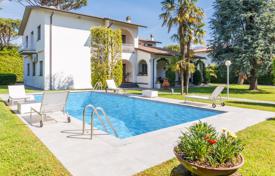 Элитная вилла с верандой, бассейном и садом, недалеко от морского побережья, Форте-деи-Марми, Тоскана, Италия за 9 400 € в неделю