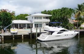 Уютная вилла с бассейном, парковкой, террасой и видом на канал, Майами, США за 1 307 000 €