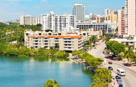 Меблированные апартаменты с балконом и видом на океан в здании с бассейнами и парковкой, Майами, США за $2 875 000