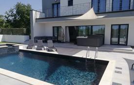 Вилла Продается красивая вилла с бассейном недалеко от Пореча за 820 000 €