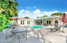Уютная вилла с участком, частным бассейном и террасой, Майами, США за $750 000