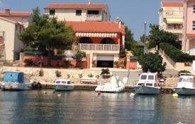 Комфортабельный дом с гаражом на первой линии от моря, Далмация, Хорватия за 949 000 €
