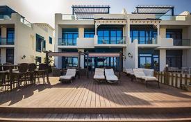 Комфортабельный таунхаус с террасой и прямым выходом на пляж, Пальма Джумейра, Дубай, ОАЭ за 7 200 € в неделю