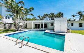Уютная вилла с участком, бассейном и террасой, Ки-Бискейн, США за $1 995 000