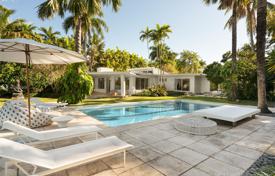 Комфортабельная вилла с бассейном, гаражом, террасой и видом на океан, Майами-Бич, США за 9 788 000 €