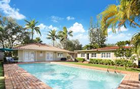 Уютная вилла с задним двором, бассейном и гаражом, Юг Майами, США за 1 074 000 €