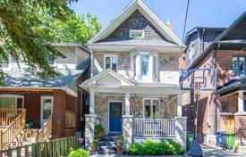 Дом в городе в Йорке, Торонто, Онтарио,  Канада за C$2 047 000