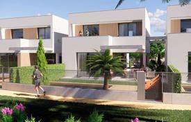 Трехэтажная вилла с бассейном в резиденции с озером и пляжами, Лос-Алькасарес, Испания за 630 000 €