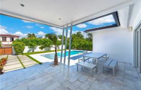 Комфортабельная вилла с задним двором, бассейном, зоной отдыха и гаражом, Майами-Бич, США за $2 489 000