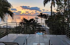 Уютная вилла с садом, задним двором, бассейном, террасой и парковкой, Майами, США за $4 675 000