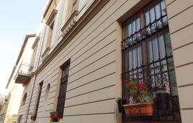Двухуровневые апартаменты с террасой и отдельным входом в отреставрированном историческом здании с садом, район I, Будапешт, Венгрия за 1 000 000 €