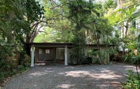 Комфортабельный коттедж с садом, парковкой и террасой, Майами, США за $950 000