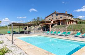 Поместье с огромными земельными угодьями, бассейном, СПА в Реджелло, Тоскана, Италия за 1 250 000 €