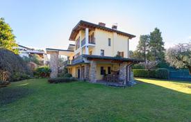 Трёхэтажная вилла с большим садом и видом на озеро в Дезенцано-дель-Гарда, Ломбардия, Италия за 1 190 000 €