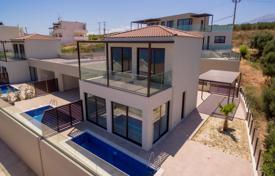 Загородный двухэтажный дом с бассейном с видом на море за $393 000