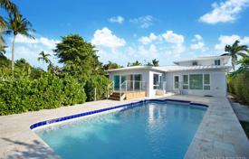 Современная вилла с бассейном, садом, гаражом, террасой и видом на залив, Майами, США за 2 727 000 €