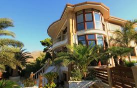 Трехэтажная вилла на первой линии от пляжа в пригороде Афин, Аттика, Греция за 13 800 € в неделю