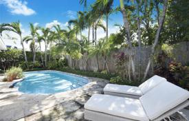 Комфортабельная вилла с задним двором, бассейном и террасой, Ки-Бискейн, США за $2 450 000