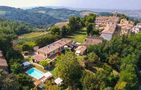 Отреставрированная вилла с садом и бассейном, в окружении зеленых холмов, Пезаро, Италия за 830 000 €