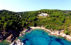 Двухэтажная вилла с собственным уединенным пляжем, бассейном и живописными видами, остров Скиатос, Греция за 29 400 € в неделю