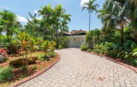 Прекрасная вилла с задним двором, бассейном и зоной отдыха, Север Майами, США за $899 000