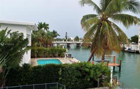 Прибрежная вилла с бассейном, доком, террасой и видом на залив, Майами-Бич, США за 2 803 000 €