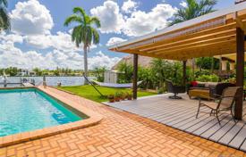 Уютная вилла с задним двором, бассейном, зоной отдыха и гаражом, Майами-Бич, США за 2 033 000 €