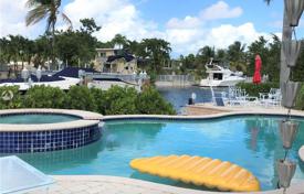 Уютная вилла с задним двором, бассейном, зоной отдыха, террасой и гаражом, Майами, США за $1 050 000