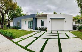 Уютный коттедж с задним двором, гаражом и террасой, Майами, США за $1 100 000